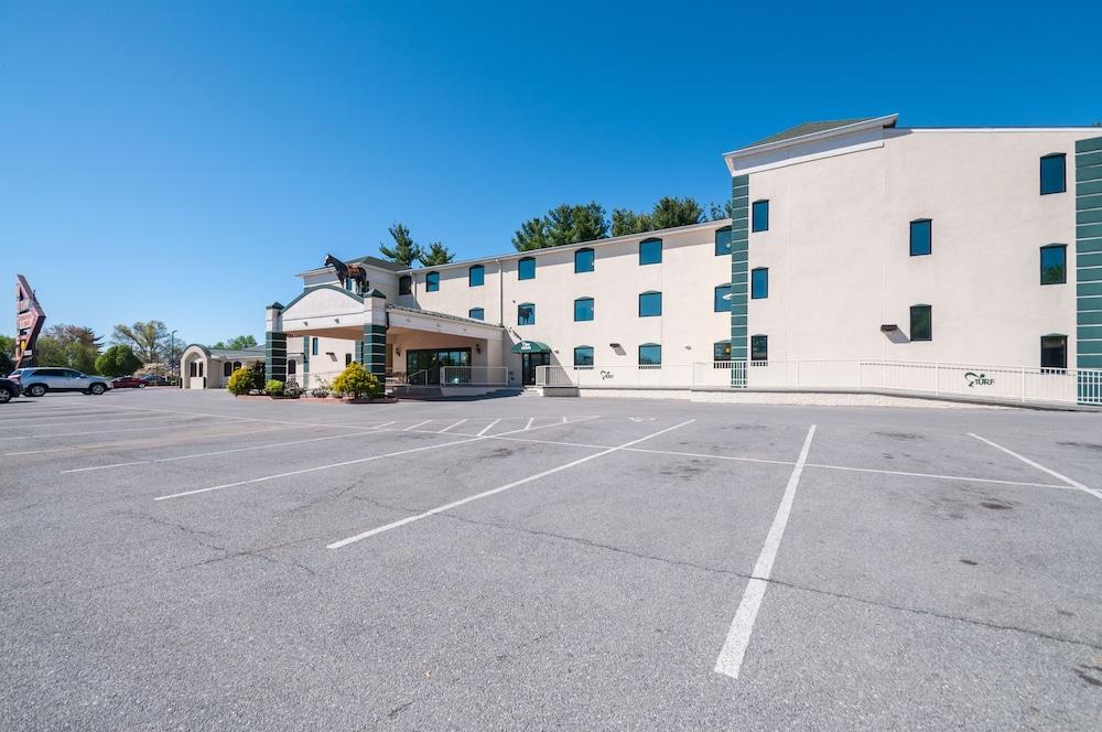 Rodeway Inn & Suites Charles Town Exterior photo