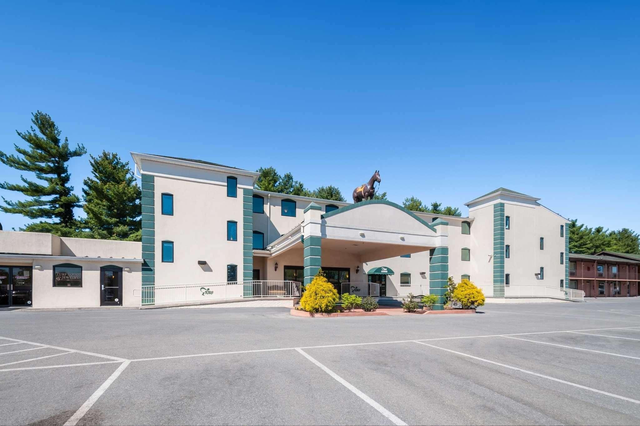Rodeway Inn & Suites Charles Town Exterior photo